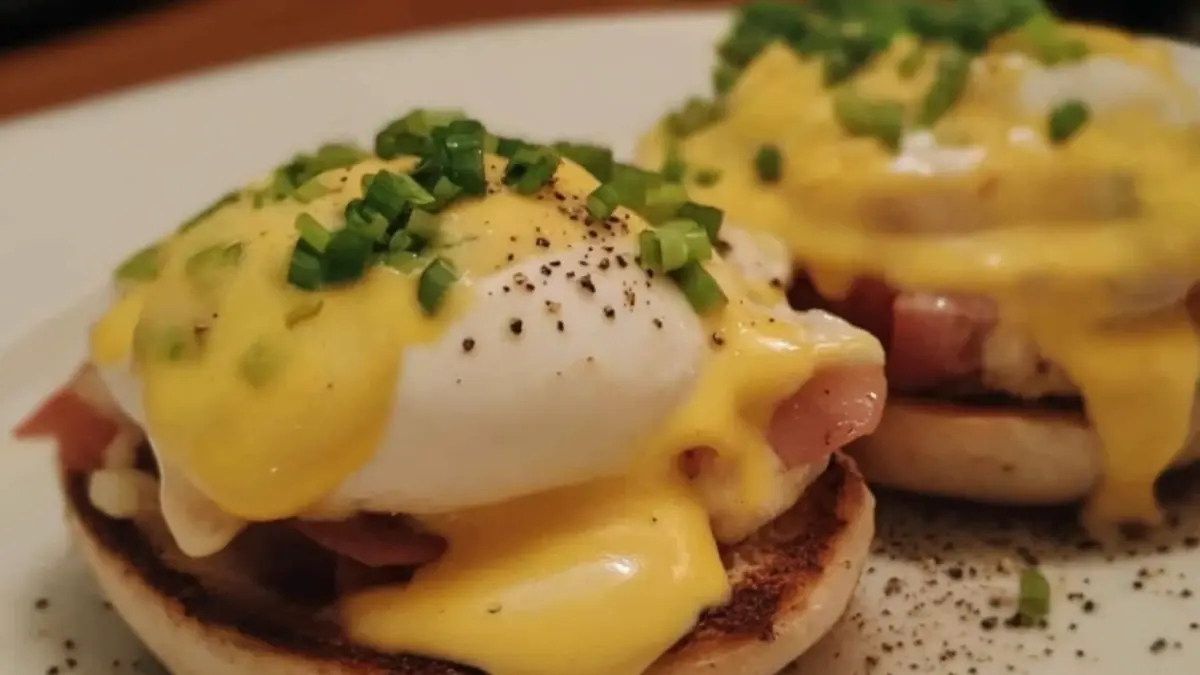 Eggs Benedict recipe with poached eggs and Hollandaise sauce