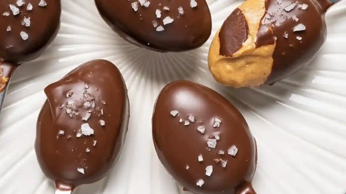 Three-ingredient chocolate peanut butter spoons ready in 15 minutes.
